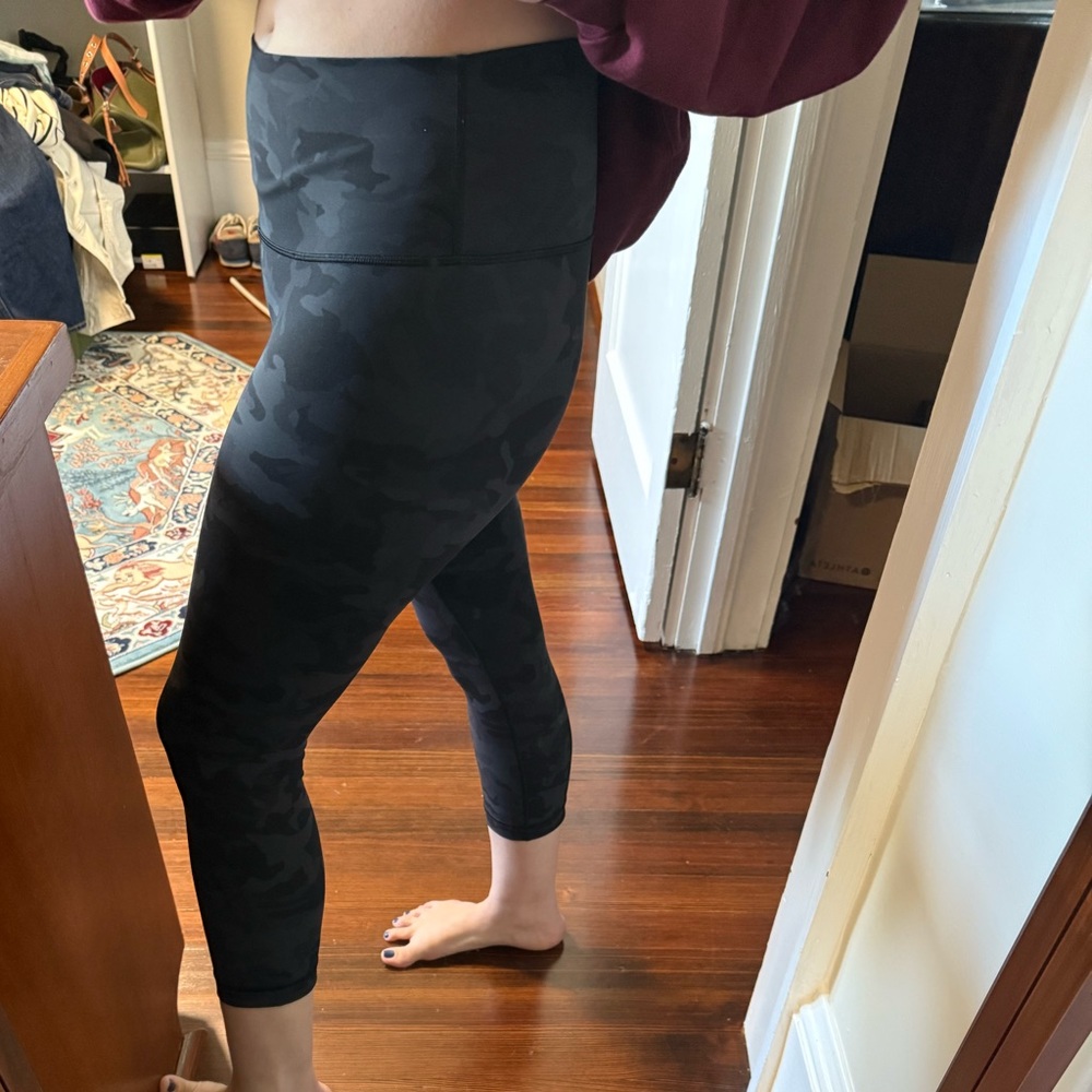 Lululemon Black Camouflage Leggings size 6 25”